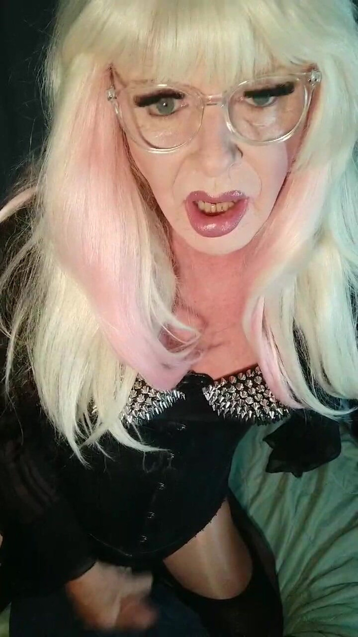 Emma Browne: Crossdresser lateks blonde