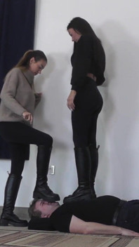 Olga et Natasa adorent piétiner l’esclave en bottes
