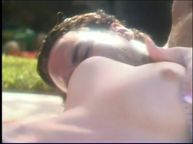 Meet and Fuck: Возбужденная крошка-брюнетка скачет на большом белом хуе на заднем дворе