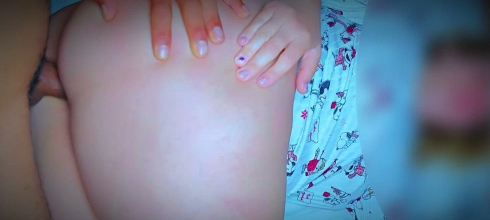 Latincurvyredhead: Zboczony przyrodni brat wchodzi do pokoju przyrodniej siostry, aby dać...