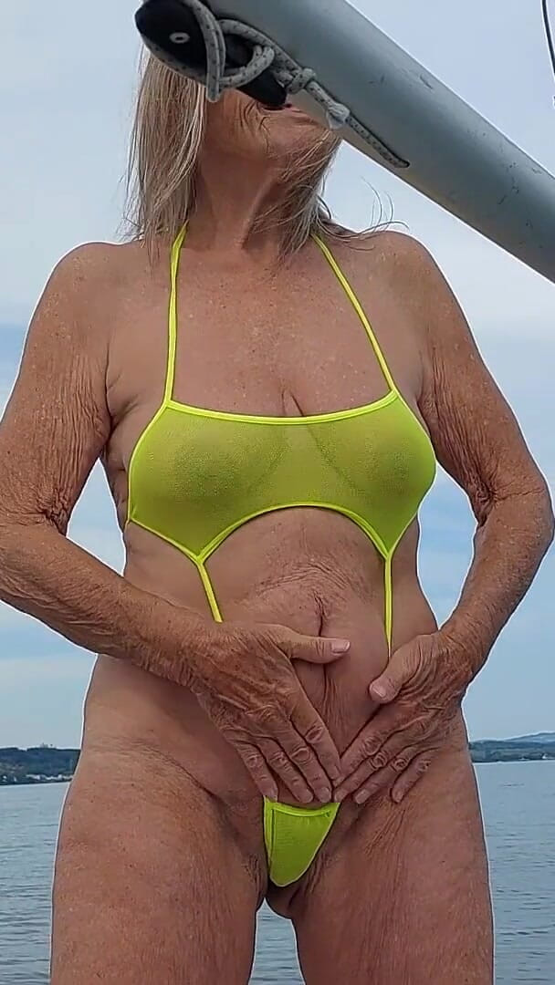 martinawest: Nenek pergi berenang dengan pakaian renang seksi!