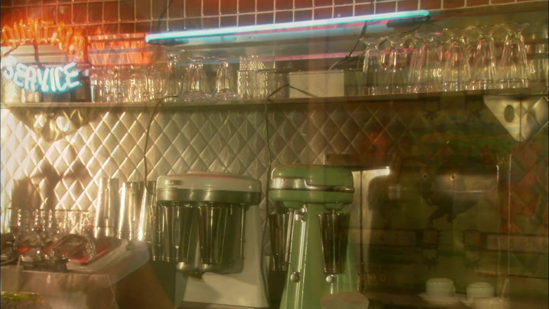 Hot Girlz: Uwodzicielska dziwka rucha się w restauracji z dużym kutasem