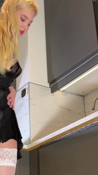 Quente loira universitária mostra sua buceta sob seu vestido de couro curto e mostra seus peitos naturais
