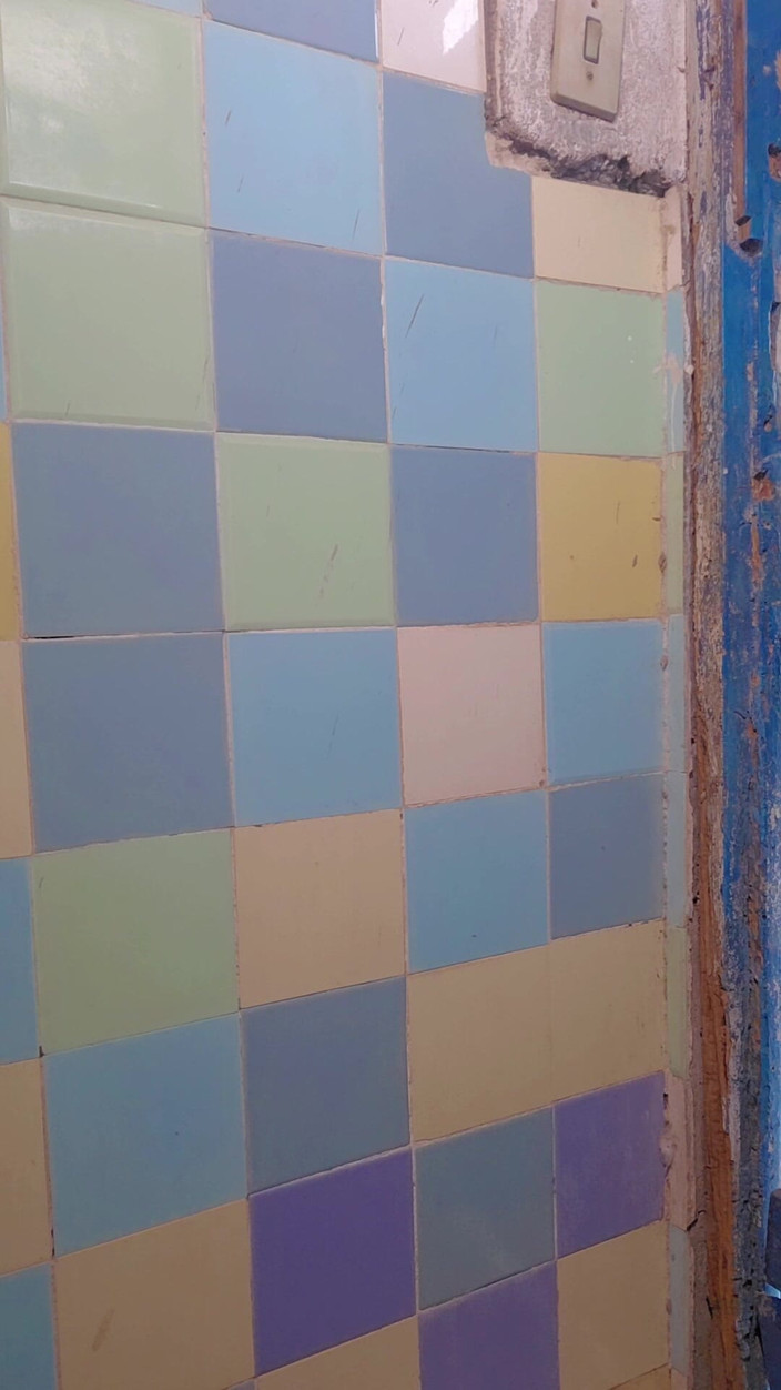 TheBlacKHunterr: Ženatý zaměstnanec vyzvedává kolegu na záchodě