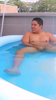 Žena masturbuje přede mnou v bazénu
