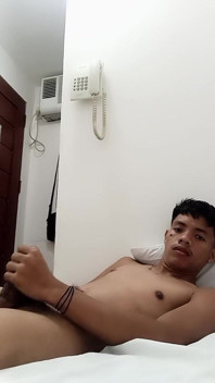 Kembar panas ayah tiri melancap semasa merayu untuk pancutan mani