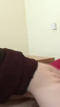 Olgun sarışın bebek vahşi sert sikişte yutuyor ve esnetiliyor