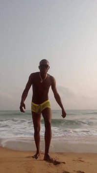 Passeggio con il mio enorme cazzo posteriore e sega sulla spiaggia di Cotonou Da sola
