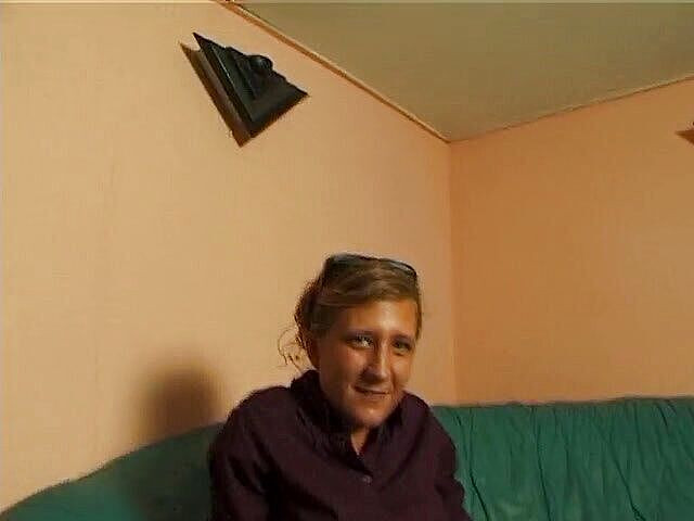 Lucky Wankerz: Blonda cu țâțe mici își freacă și își atinge pizda la audiție