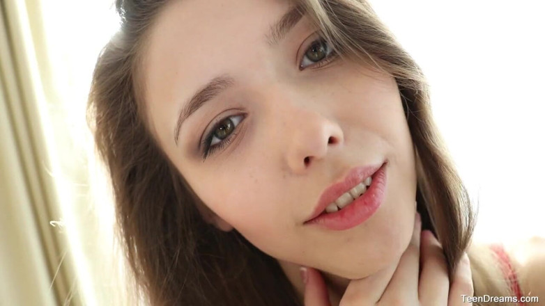 Teen Dreams: Mila Azul devine perversă cu bomboanele ei în pizdă