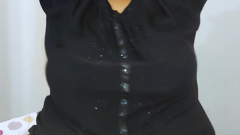 Aria Mia: 阿拉伯单人继母在她的阿巴亚上指交和射精！