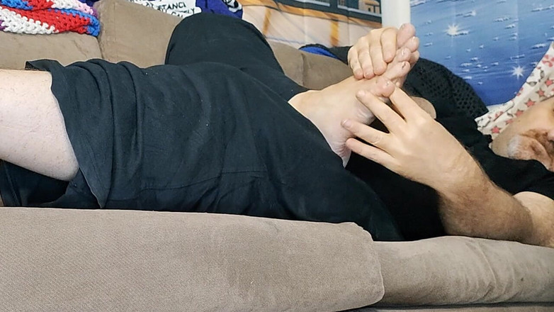 ChubbyDaddyBearLuka: Ayah gemuk menanggung kaki kotornya sambil bugil