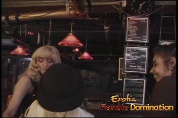 Erotic Female Domination: Tre troie si godono qualche sculacciata dura nel bar