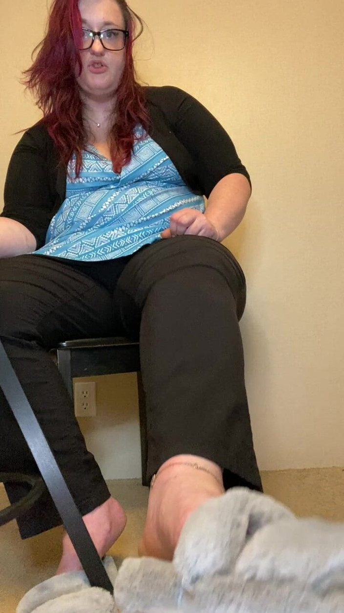 BellaBlast: Pantoffel-dominanz: bBW-füße demütigung als mein foothocker