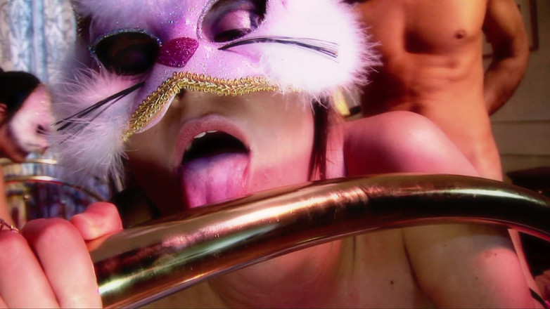 Mask-Night: Sex kitties like to play in groups