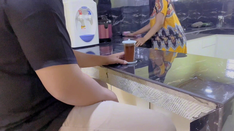 Nadalyne: Niewinna gospodyni uwiedziona przez szefa, gdy kochanka jest poza miastem