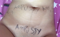 AmPussy: Asijská dospívající dívka píše "ampussy" na své nahé tělo