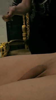 Sheela Sinner Geoliede Lichaam Met Lange Nagels Kietelende Bondage Op De Rek Deel 1