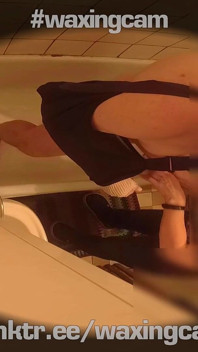 (partie 1) Une servante se rase la bite d’un homme