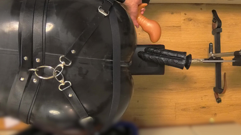 Chastitybeltboy: 섹스 머신 기둥과 더블 딜도의 Latex Chastity Cage 계집애