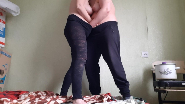 Lesbian-candys: 私たちは誰もいない間、寮のキッチンでファックしています - レズビアンキャンディー