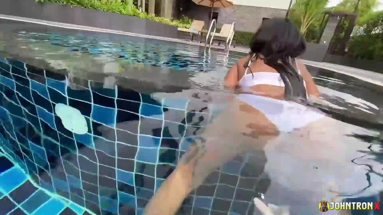 John Tron X: Johntronx - gagică amatoare thailandeză perfectă este în piscină