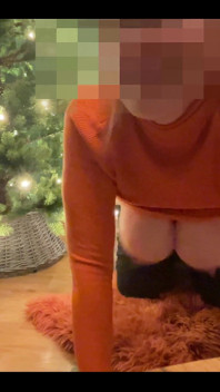 Mi quiere que pague el alquiler con sexo el propietario también me folla profundamente por el culo. Mis enormes tetas se mueven. 85e