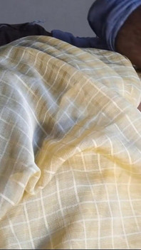 La moglie indiana desi seduce il patrigno per succhiare il suo cazzo