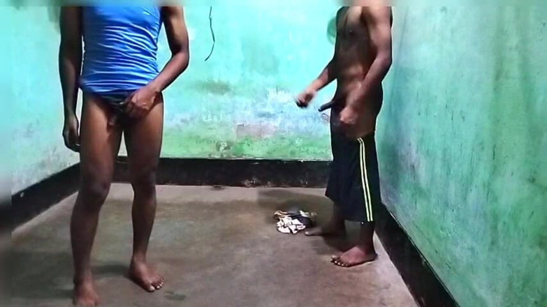 Desi Tits: Hunk femboy pamer pantat bahenol cowok berototnya gay porn