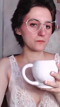 Camgirl completo arbusto debajo de camisón