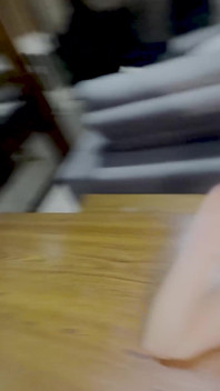 Ik bereidde mijn poesje voor op hem om uit te eten en ik eindigde met spuiten op tafel!