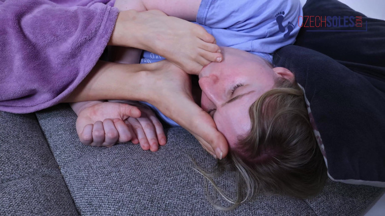 Czech Soles - foot fetish content: larki pair par pooja aur bistar men mahak rahi hai