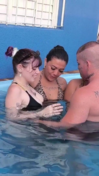 3 amis coquins payant le propriétaire de la piscine sur Xerecard