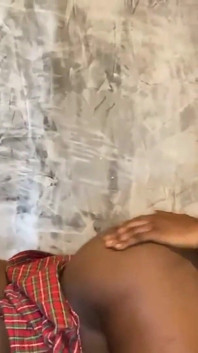 Nigeriaanse Thot neukt de beste vriend van haar stiefbroer