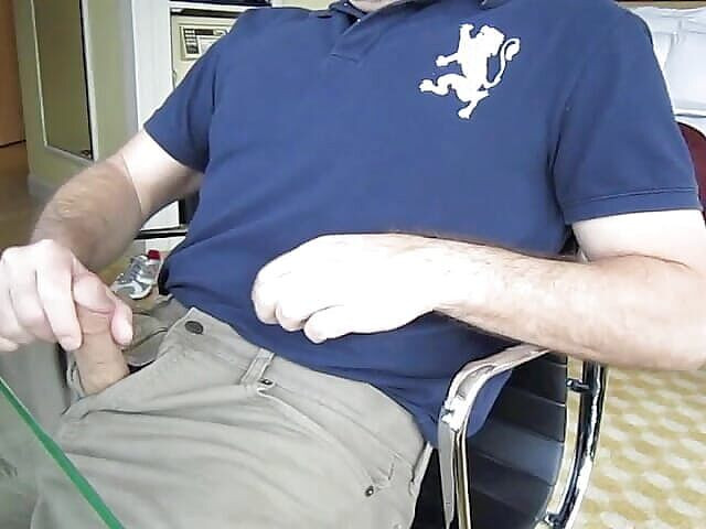 TJenner: Branlette et éjaculation dans mon jean dans une chambre d'hôtel, verbal,...