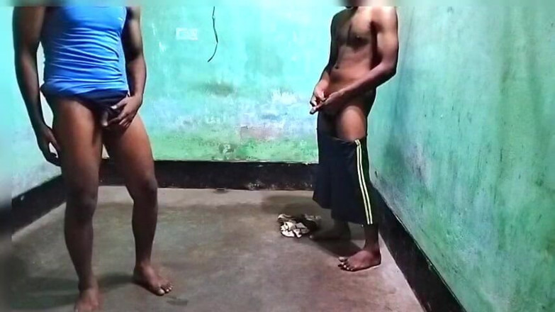 Desi Tits: Фембой-качок показывает свою большую задницу, мускулистое гей-порно с другом твинка