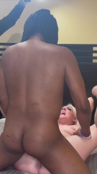 Doggnuts - GILF anale mi stai sbattendo la cervix - angolo 2