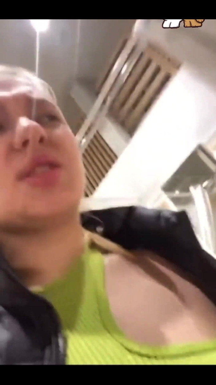 JuiceLussie: Marcher avec un vibromasseur dans la chatte en public