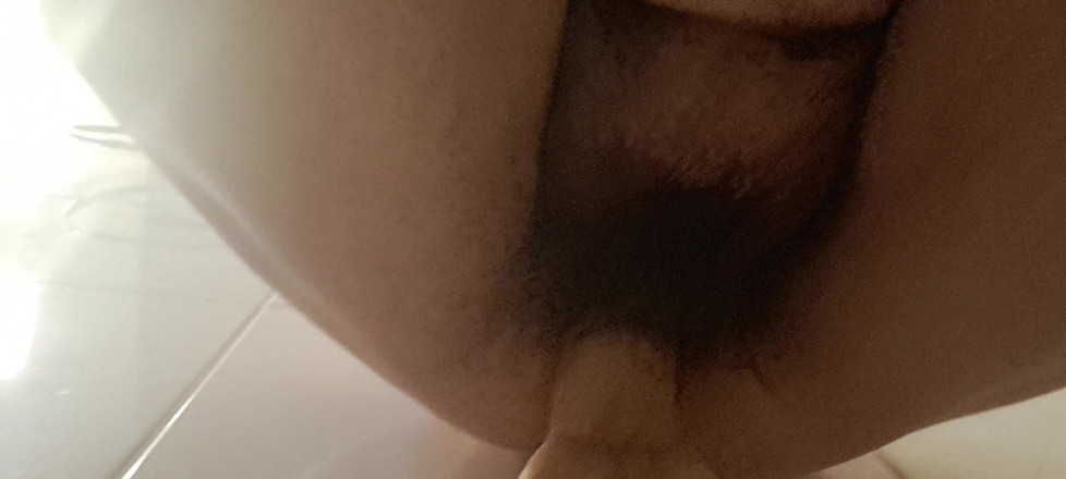 Mommy big hairy pussy: 继母在浴室里用假阳具做爱