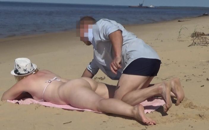 StrongSrg: Kennis van een milf op het strand-volledige video