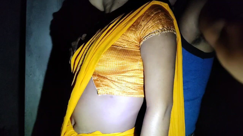 Sexywife: Heiße indische kamwali bai Romantik in gelber sari