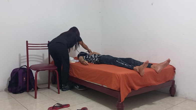 NEGRITA SEXY: A curandeira peituda tem hábitos estranhos ao visitar seus pacientes