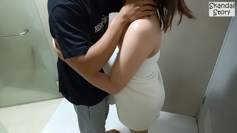 Skandal Story: Aisyah is net klaar met het nemen van een douche...