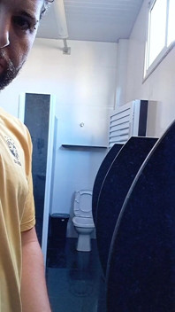 Ero solo nel bagno del negozio e urinavo molto finché qualcuno non arrivò