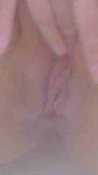 My18teens - fată drăguță cu un corp natural se joacă cu pizda ei în baie