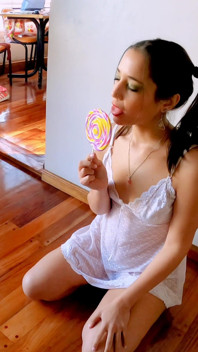 Nuestra hijastra tiene 2 litros de orina con la paleta de su chica!! Trío, sumisa y puta