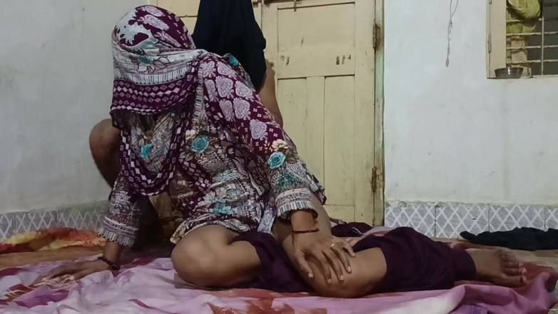 Bhabhi UP: पड़ोसन को पीला दूध पीकर