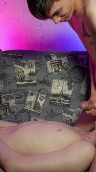Camere web cu înregistrare de acasă: Twinks Matty și Aiden Suck și ejaculare online