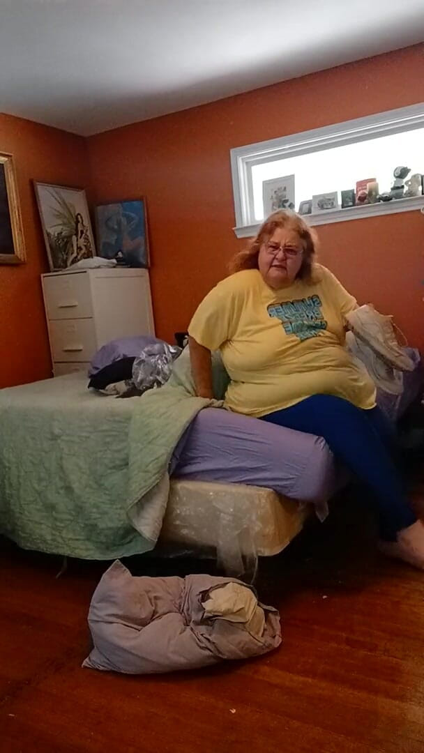 BBW nurse Vicki adventures with friends: Stinky Tennis Shoes Pewwwee
