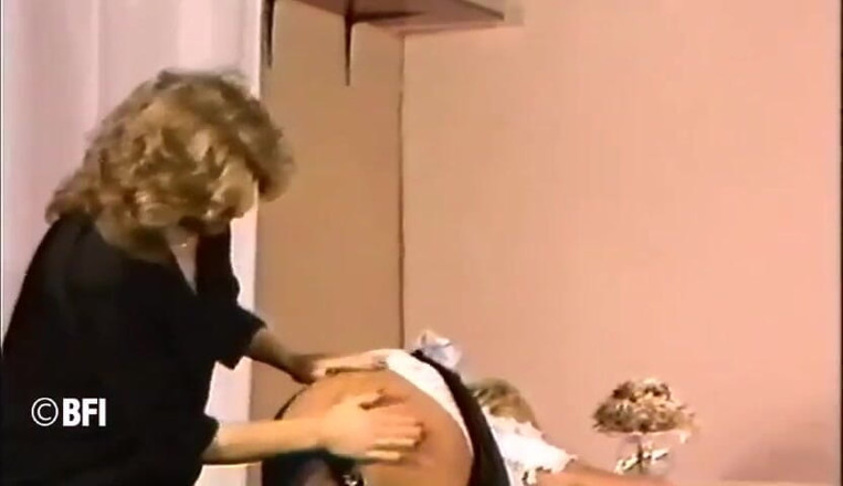 House of lords and mistresses in the spanking zone: Il padrone di casa punisce una cameriera frustandole il culo...